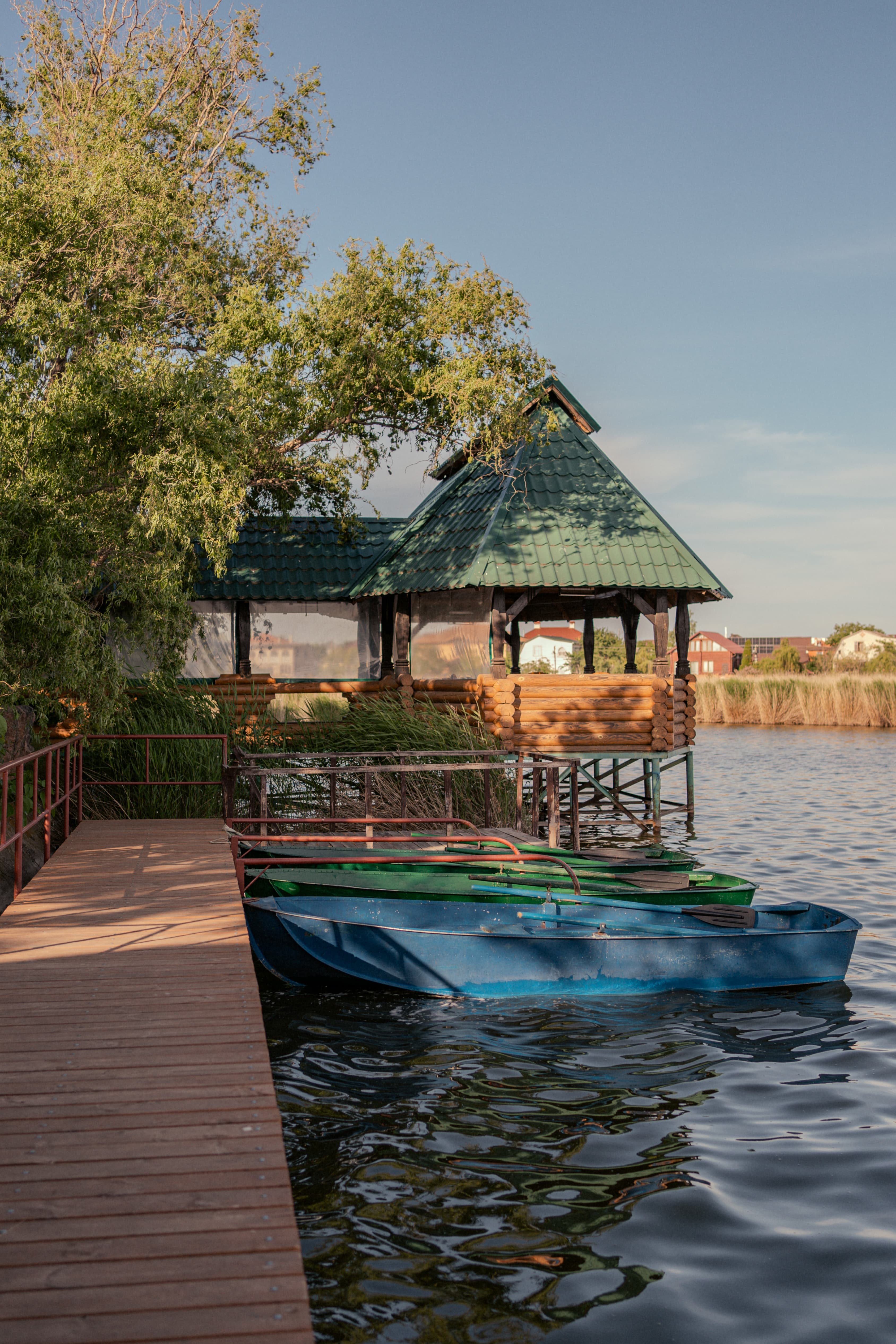 Пирс, лодки и беседка у воды в Добром Хуторе