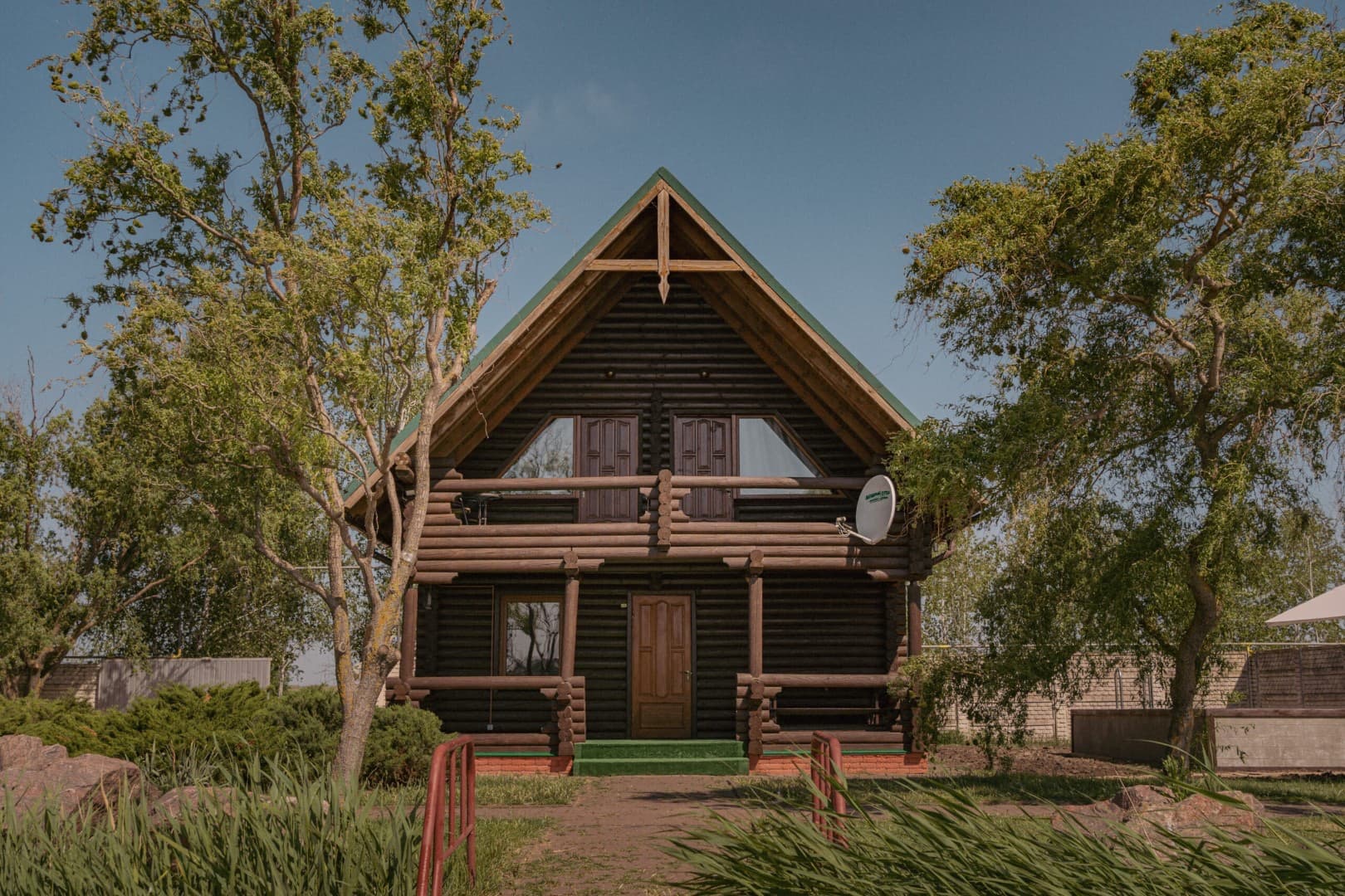 Територія комплексу поруч із водою