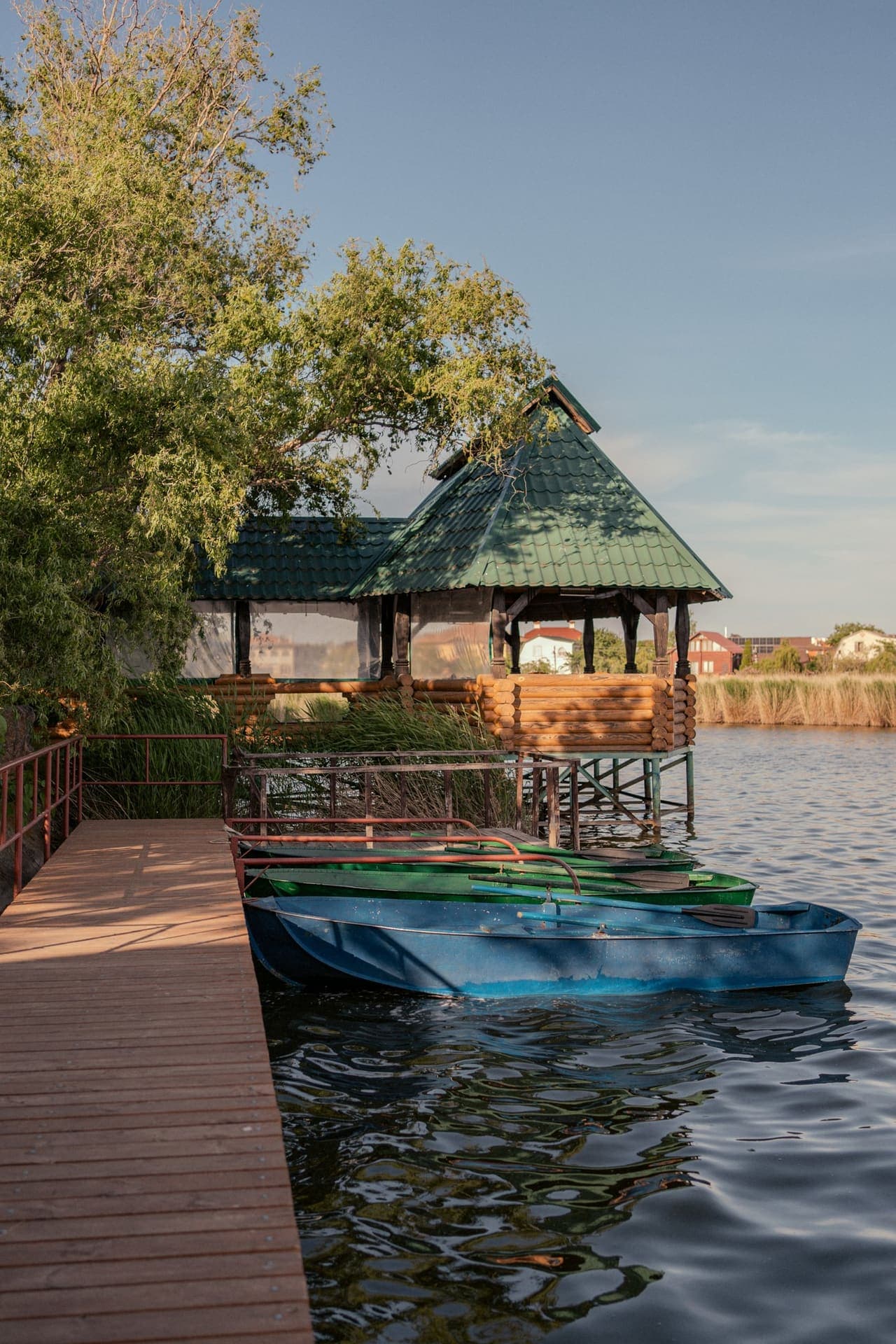 Човни, альтанка і берегова зона біля води в Доброму Хуторі